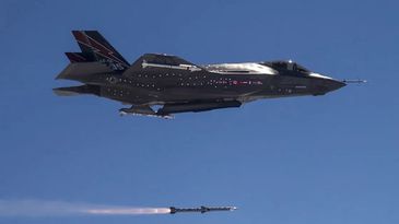 F-35A Lightning II feuert AIM-120C-8